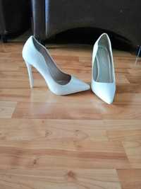 Pantofi albi mărimea 35