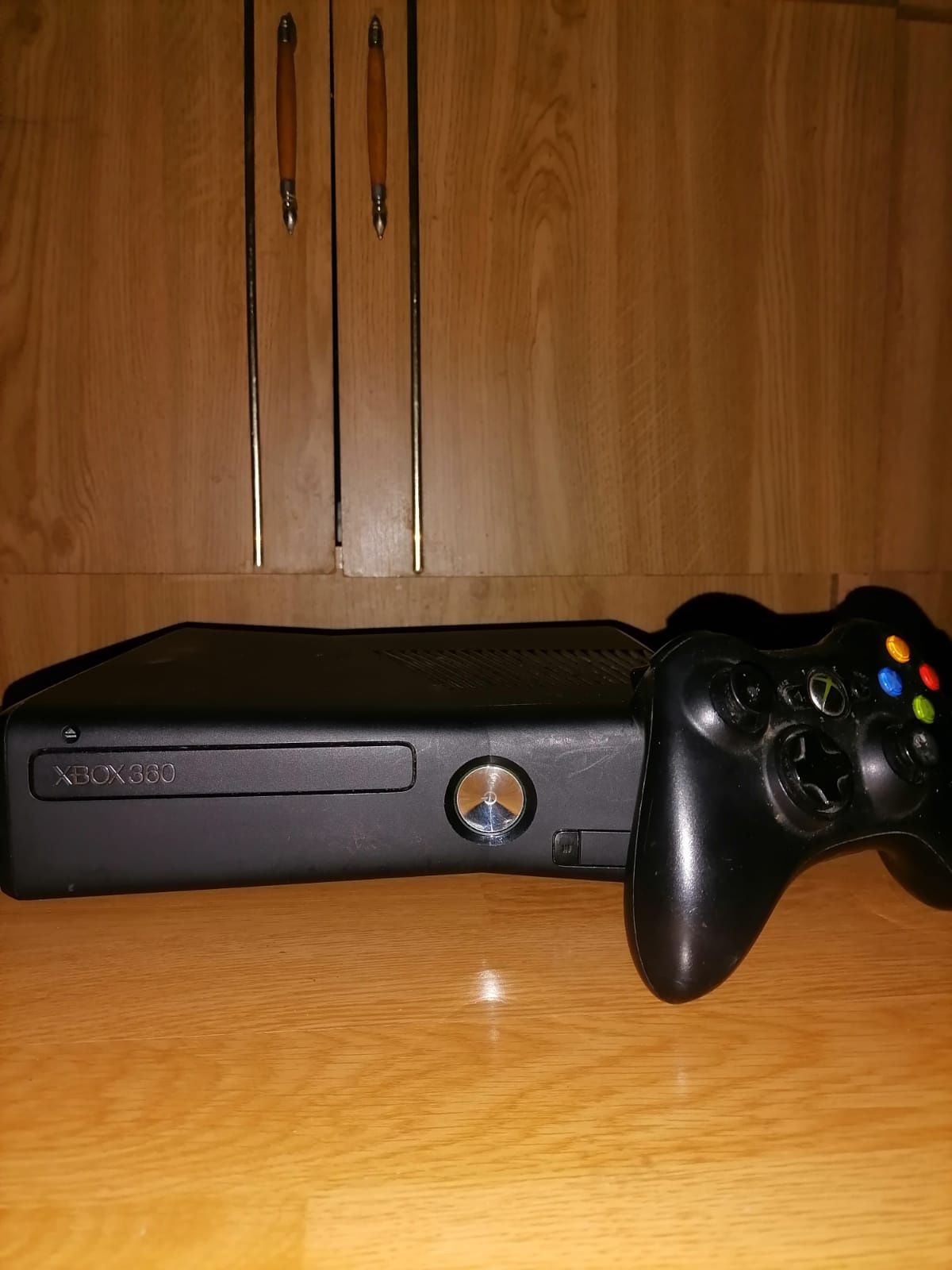 Vând Xbox 360 ..