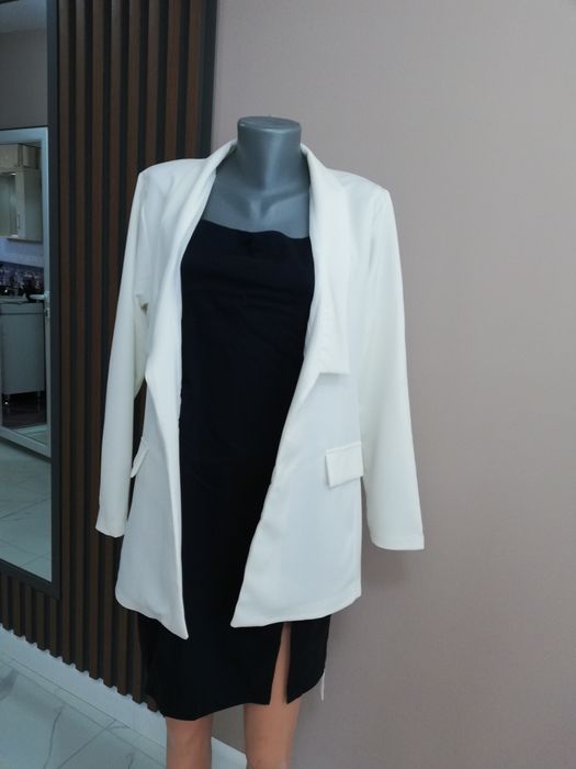 Бяло страхотно сако