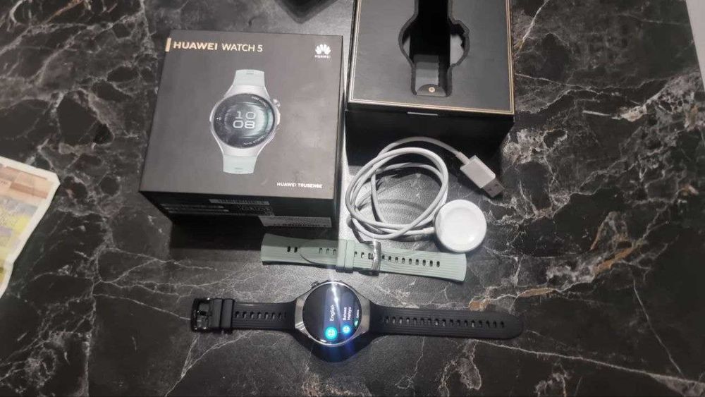 Часовник Huawei watch 5