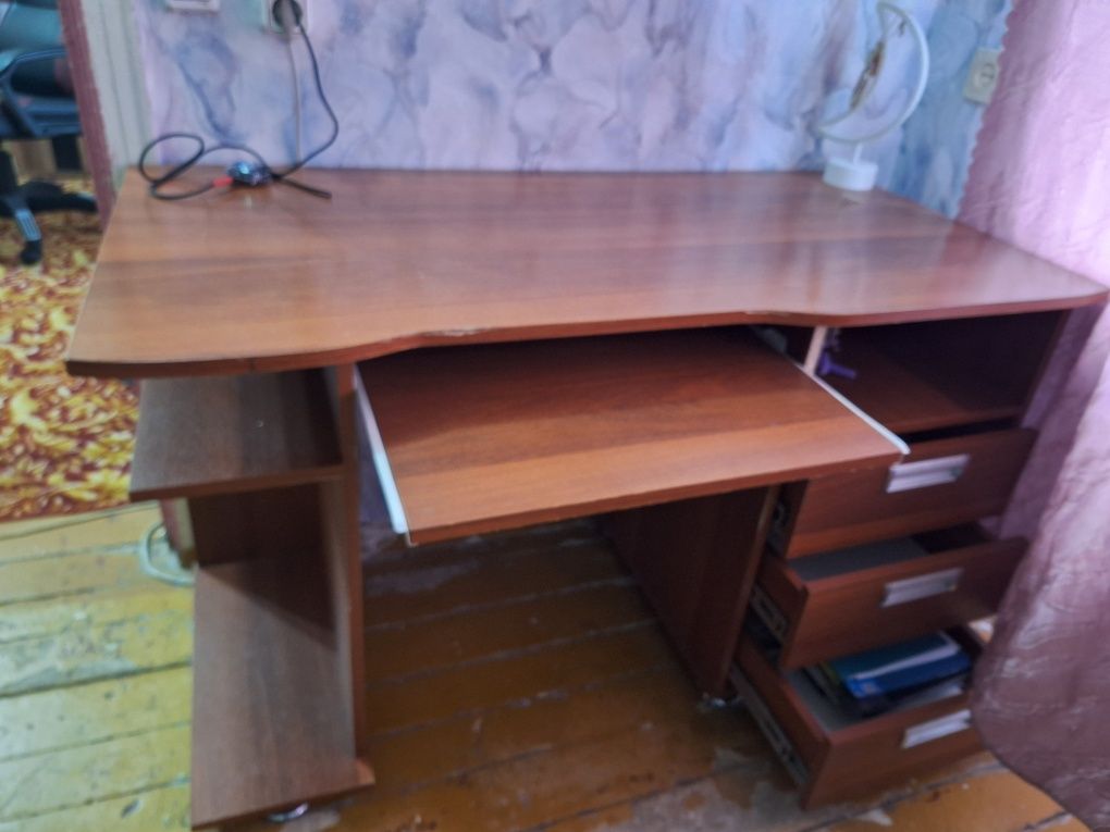Продам стол компьютерный