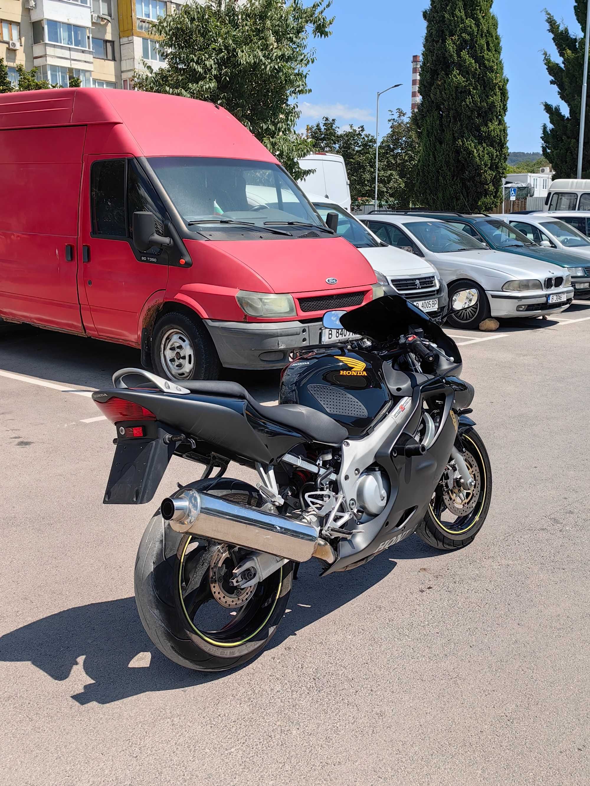Honda CBR 600 много запазен и красив.