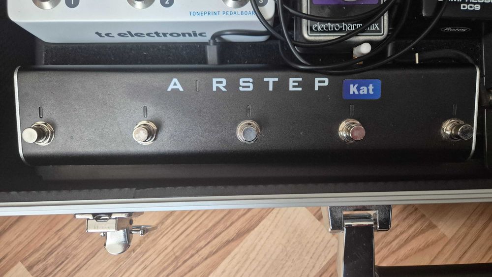 BOSS Katana Artist MKII 100W + Footswith Xsonic Airstep Kat Edition