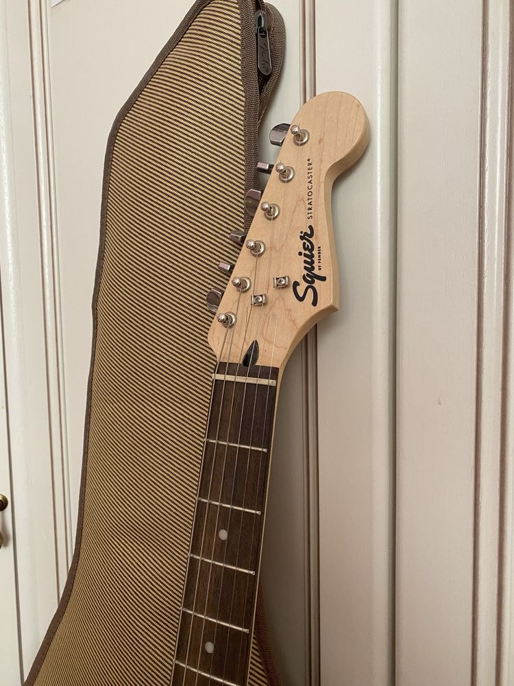 СРОЧНОЭлектрогитара Squier stratocaster by Fender в отличном состоянии