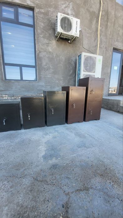 Мебель магазинда сейфлар сотилади.