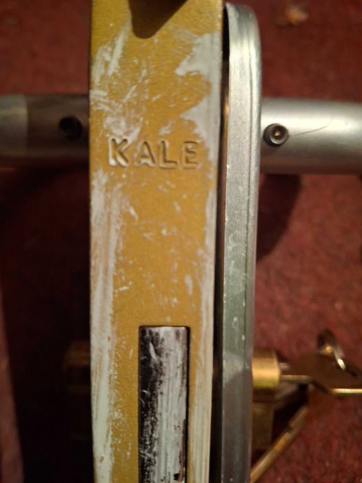 Ială cu broască, clanță și  butuc