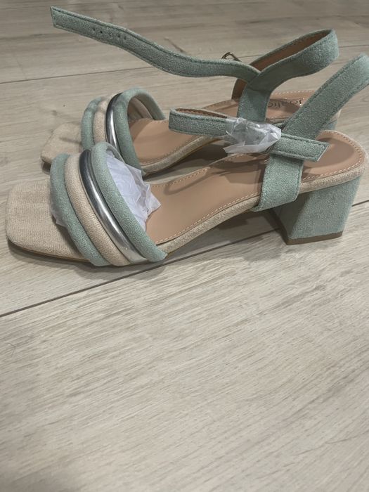 Sandale noi cu toc gros