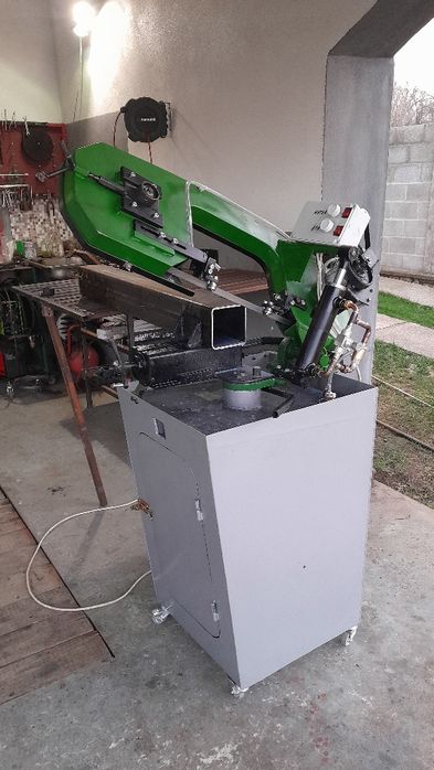 Fierăstrău cu bandă