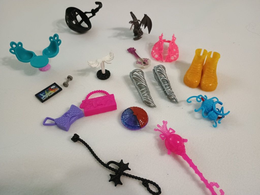 Vând păpuși și accesorii Monster High G1