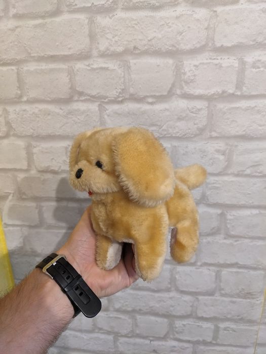 Catelus de plus jucarie pe baterii