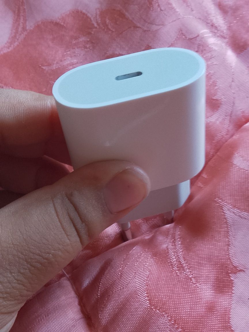 Încărcător Apple puțin folosit