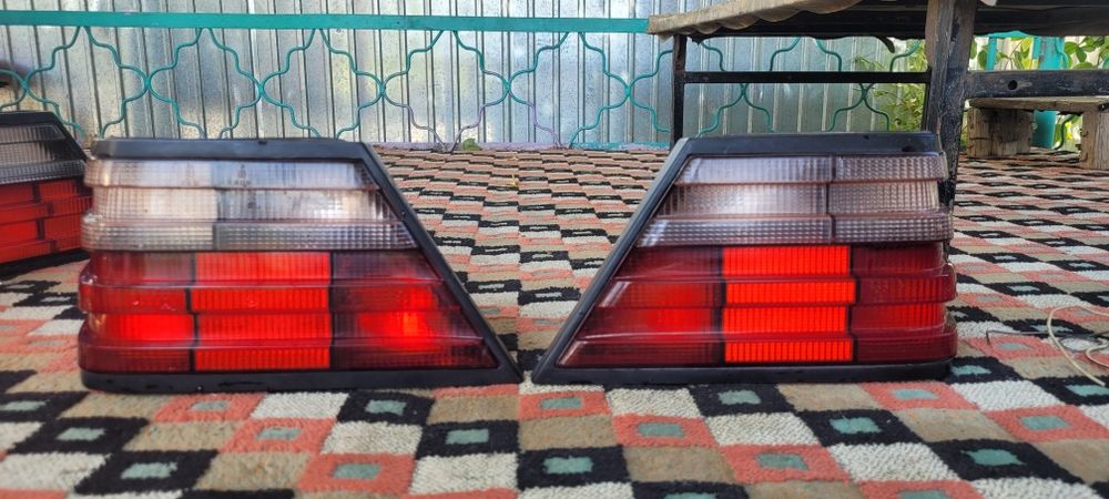 Продается малиновые фары 124 мерседес