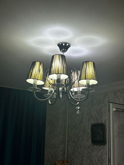 Продам люстру в хорошем состоянии. 10 000 тг в хорошем состоянии.