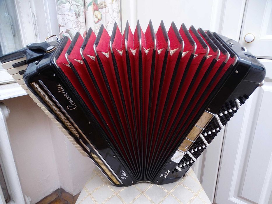 Италиански акордеон CONCORDIA Italia - 120 баса