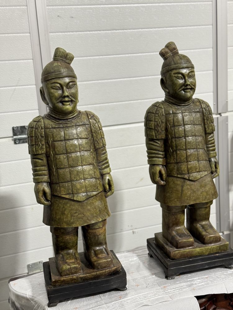Doua statuete din jad pe soclu de lemn
