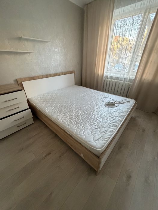 Мебель для дома двух спалтная кровать и стол со стульями