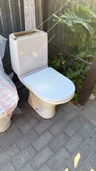 Продается унитаз для рабочих кто делает ремонт.