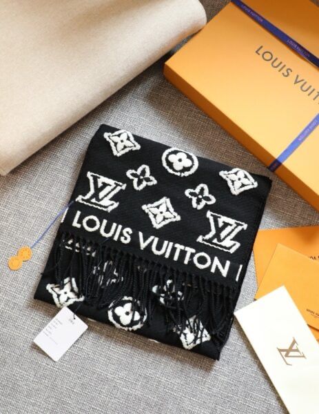 Луксозен шал Louis Vuitton