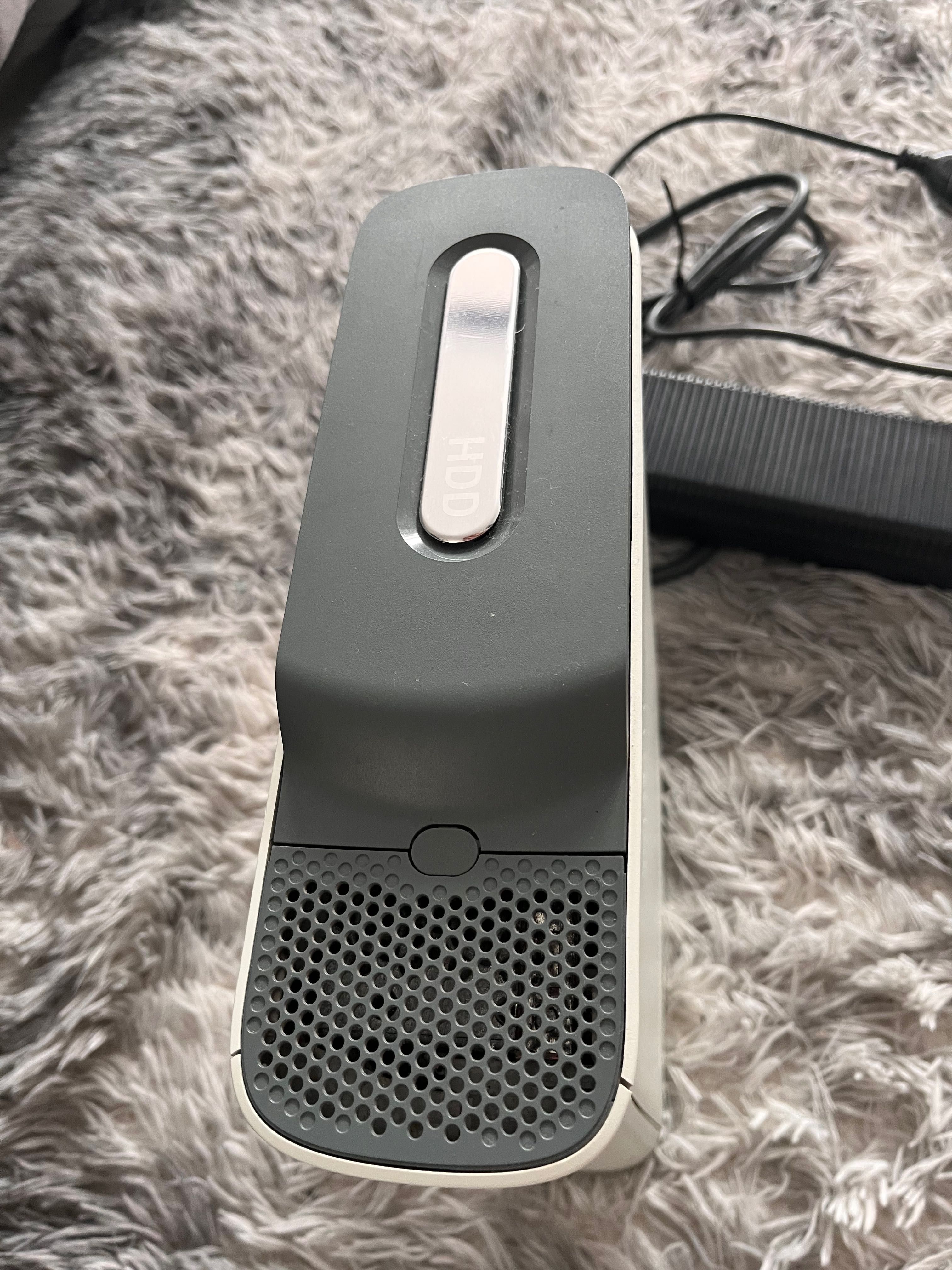 Конзола XBox 360 + оригинално зарядно + джойстик