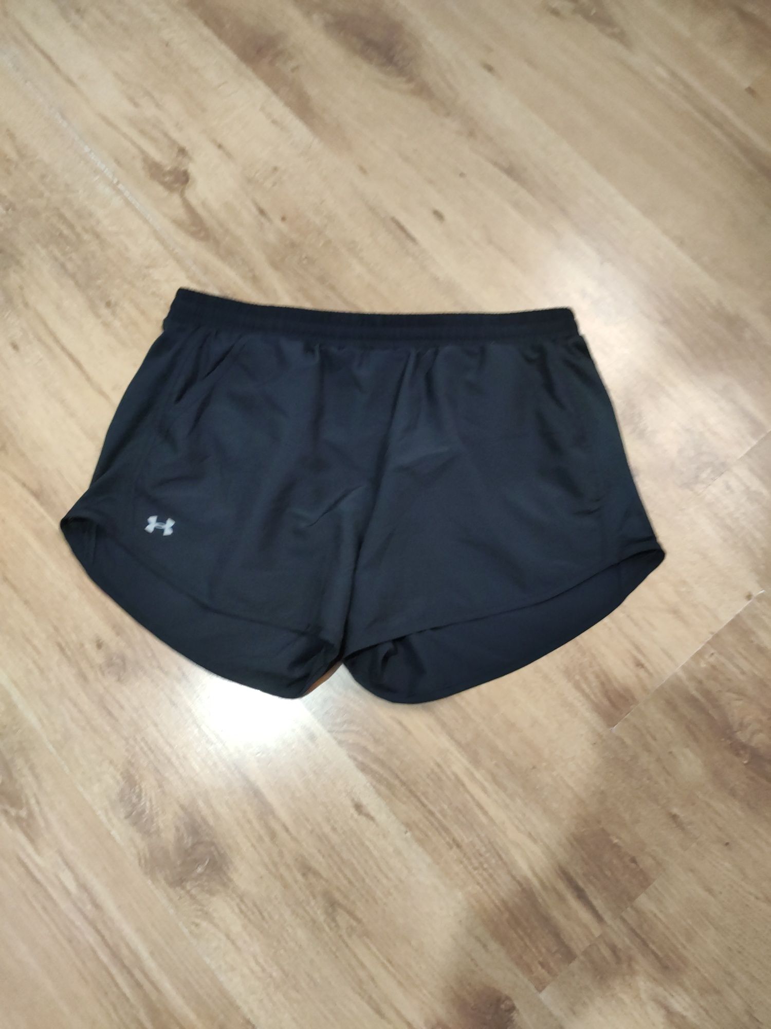 Pantaloni scurți de damă Under Armour mărimea L