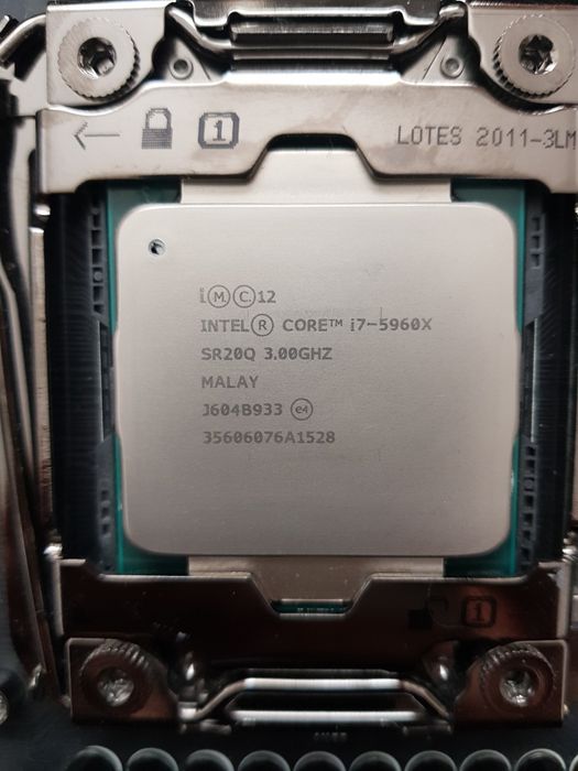 procesor i7 5960X Extreme Edition, cooler intel