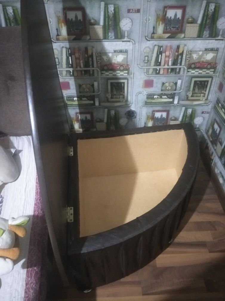 Угловой столик продам