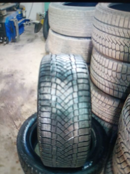 Продам срочно два баллона Пире 255/50-19лли зима лепучка
