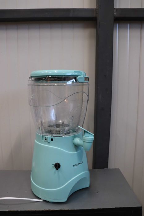 Машина за замразени напитки Nostalgia - чучур от неръждаема стомана