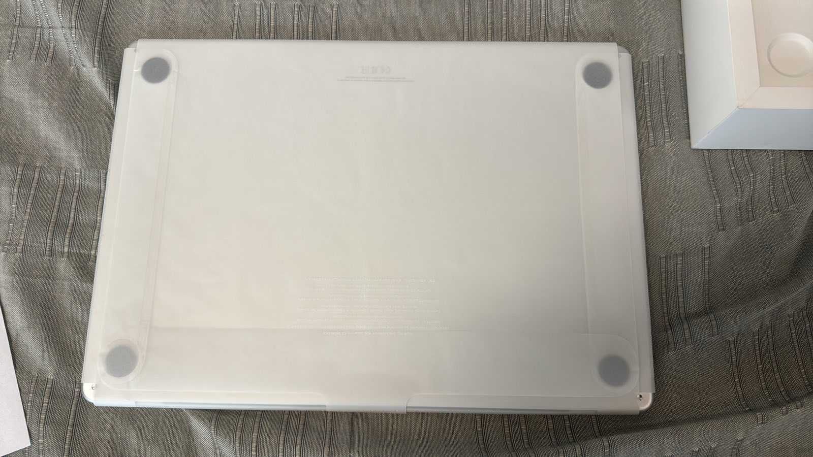 Нестартиран MacBook Apple mba 15.3 silver /m3/10c