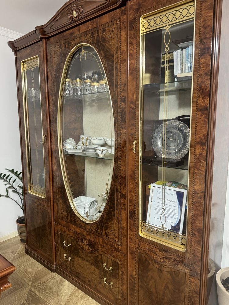 Продам сервант, стол, стулья