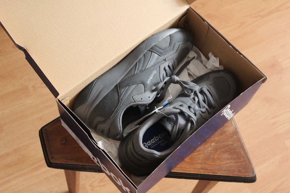 REEBOK, adidasi noi cu etichetă.