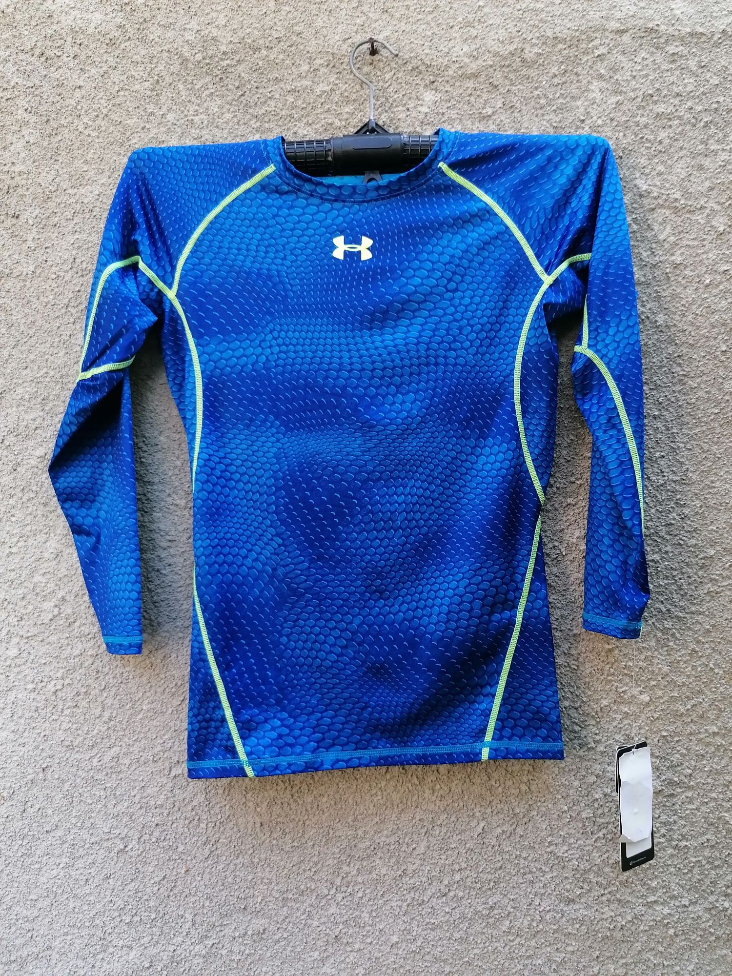 Продавам чисто нова бързосъхнеща тениска Under Armour