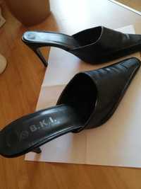 Черни чехли от естествена кожа