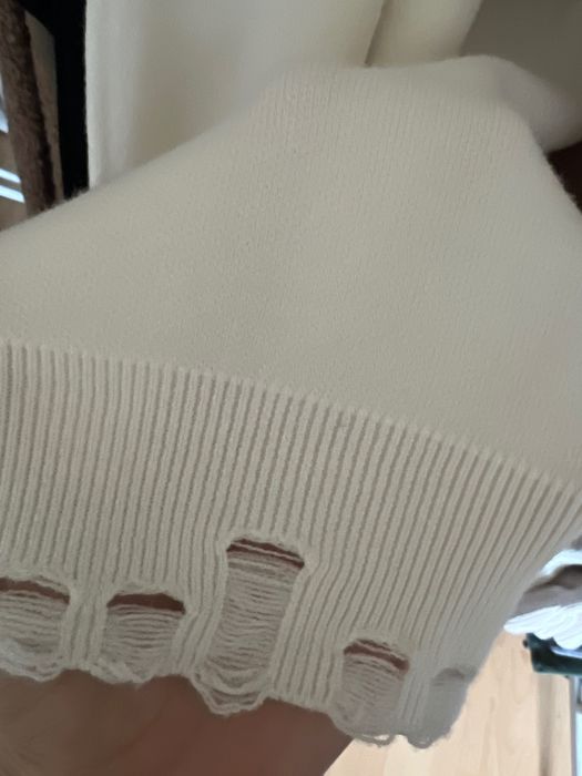 Pulover lung alb cu detalii guler mâneci