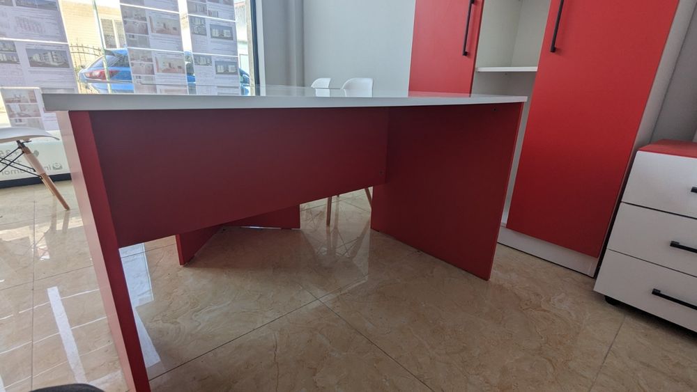 Офис обзавеждане ново