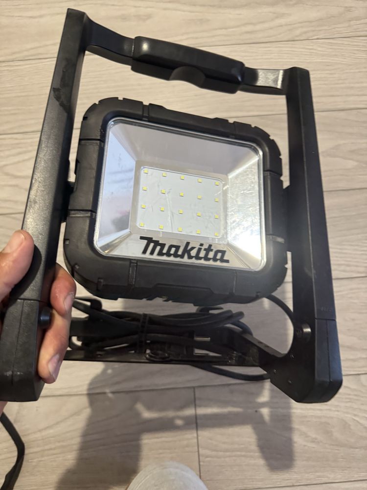 Lampa Makita pe baterie si cablu