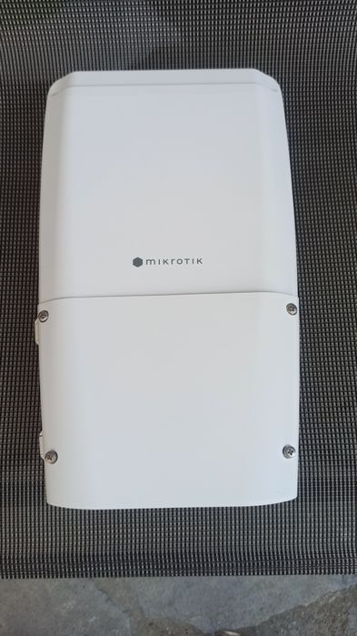 Switch MikroTik 10 Gigabit PoE - CRS305-1G-4S+OUT
