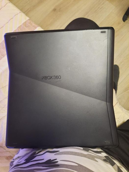 XBOX 360 Slim 500GB + 2 безжични джойстика