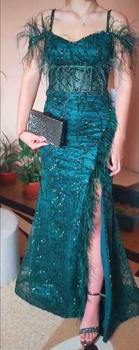 Дизайнерска зелена абитуриентска рокля с пера