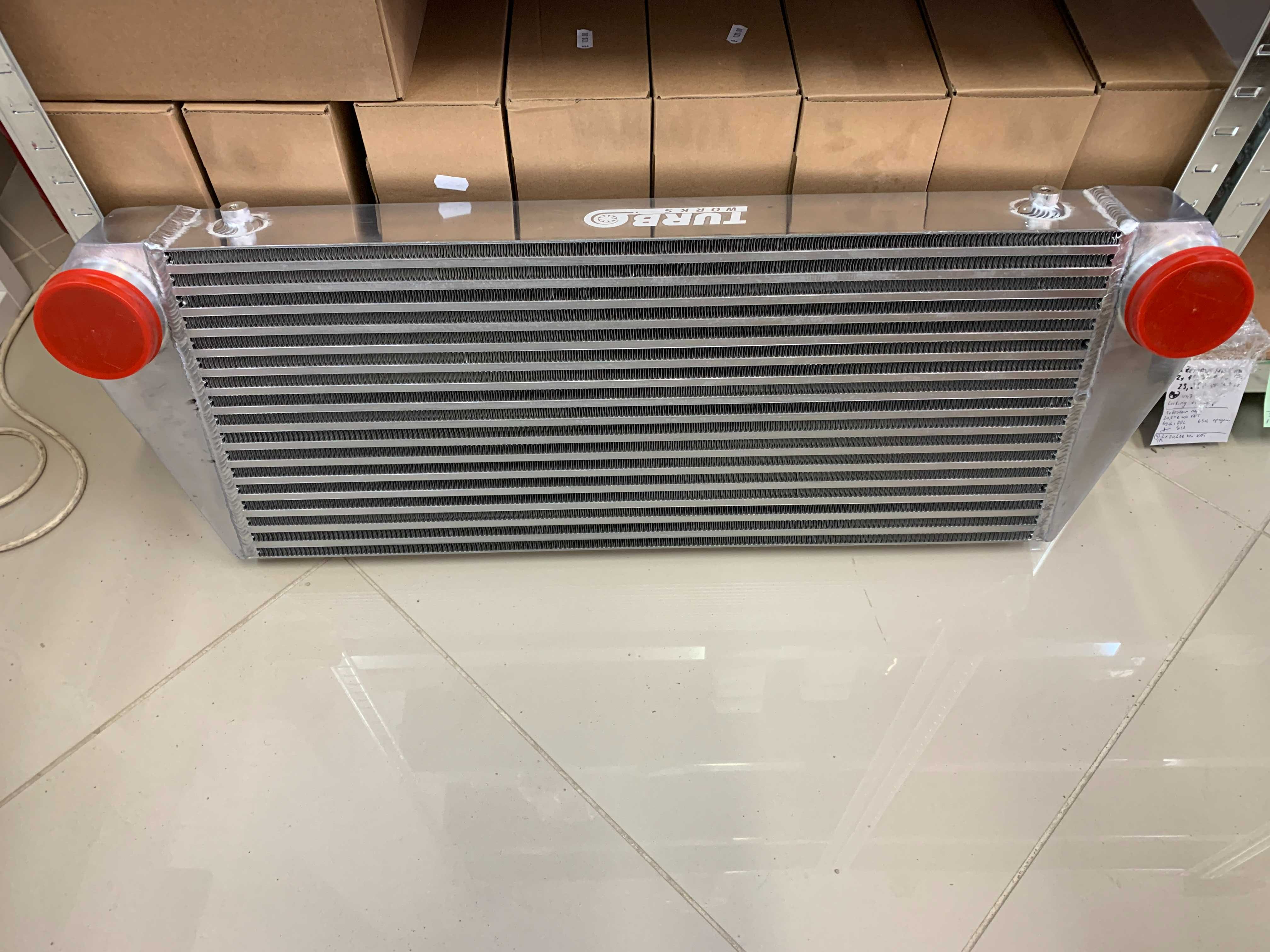 TurboWorks универсален интеркулер Intercooler 700x300x76 обърнат изход