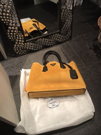 Нова дамска чанта Prada €650 (€250)