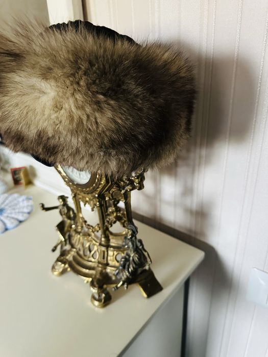 Caciula eleganta , de dama din astrahan si blana naturala