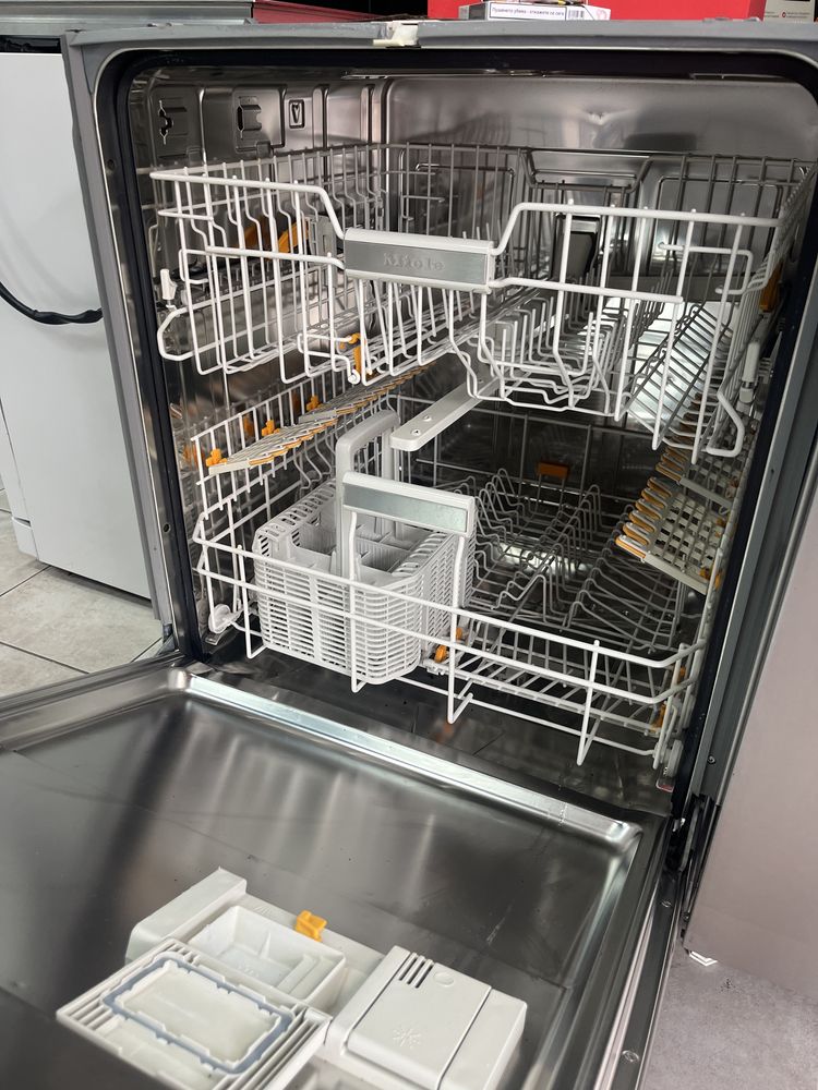 Miele PG 8130 U/i Professional съдомиялна машина/12 мес гаранция