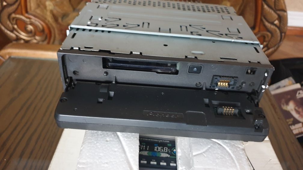 Продается автомагнитола PIONEER KEH-P4025 в комплекте с CD-ченжером .
