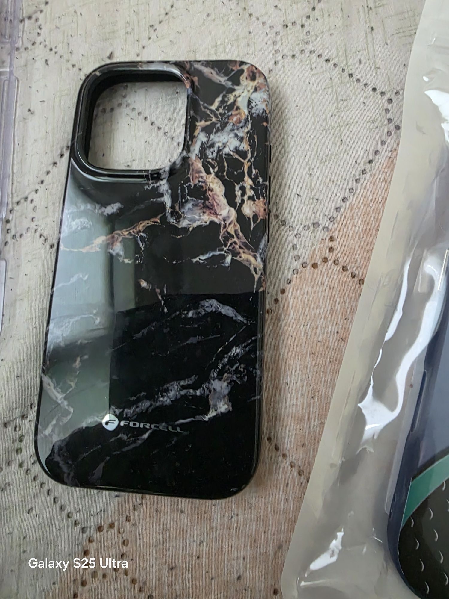 Продавам кейсове за iphone 16 pro