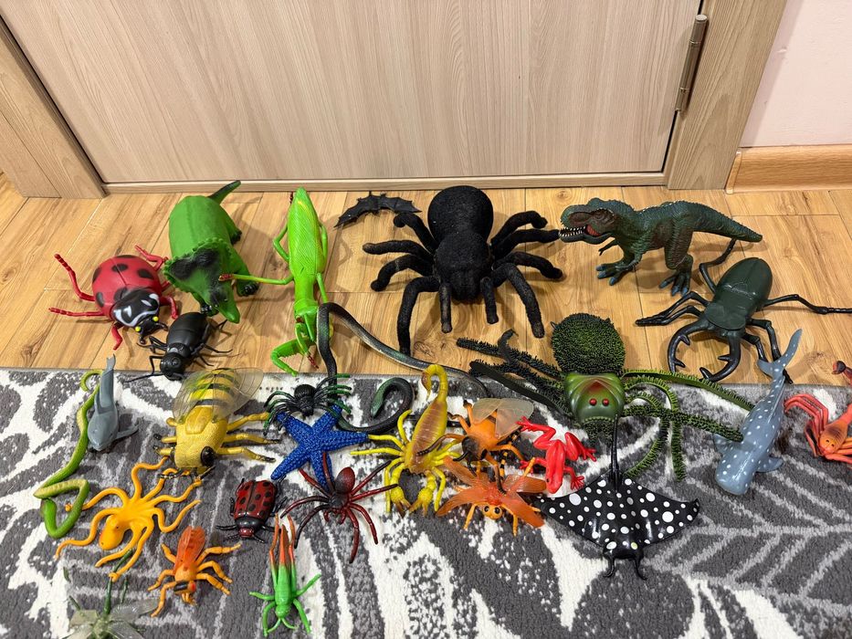 Продам игрушки насекомые