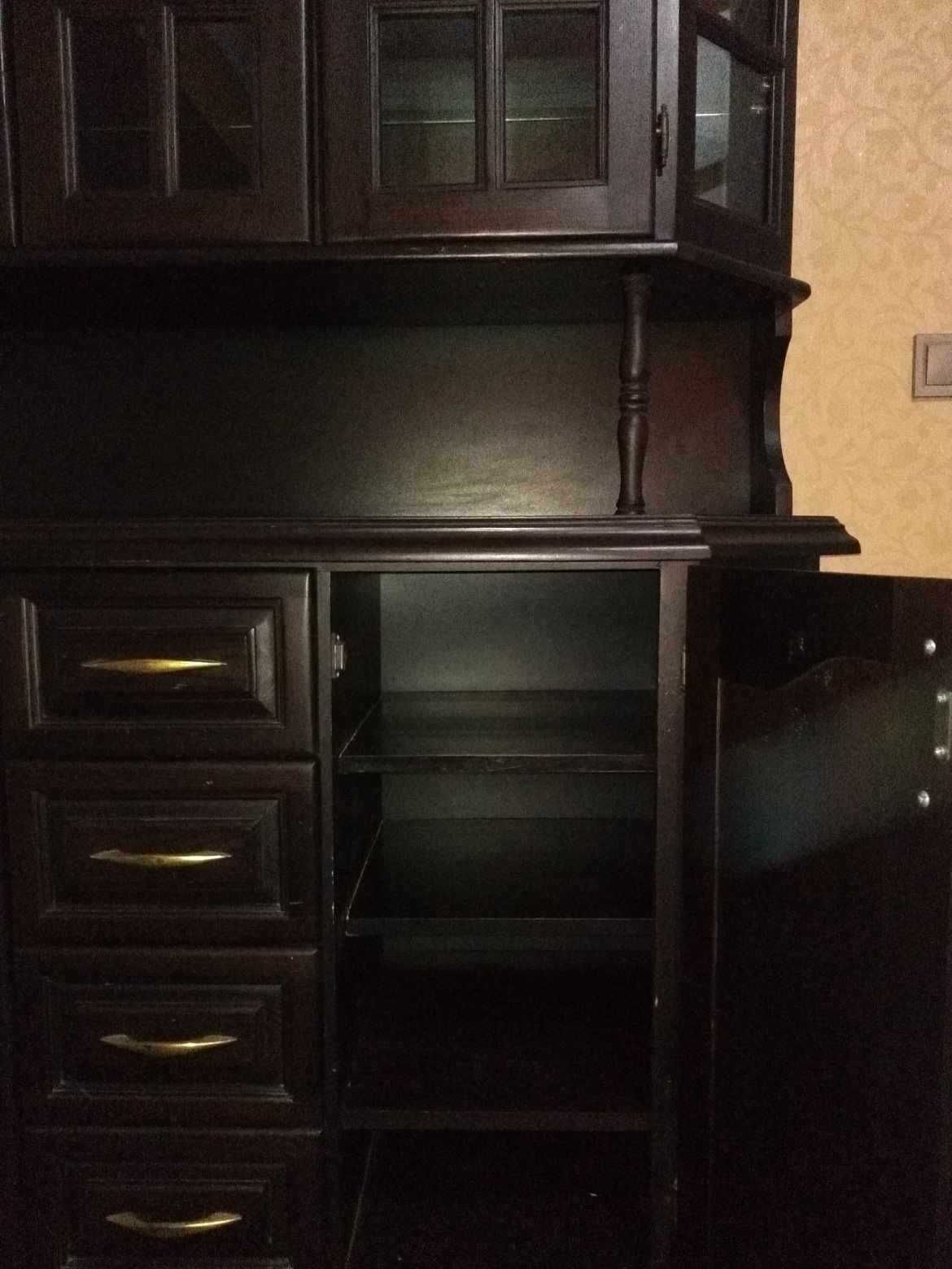 Шкаф дървен с витрини, чекмеджета и много място за съхранение