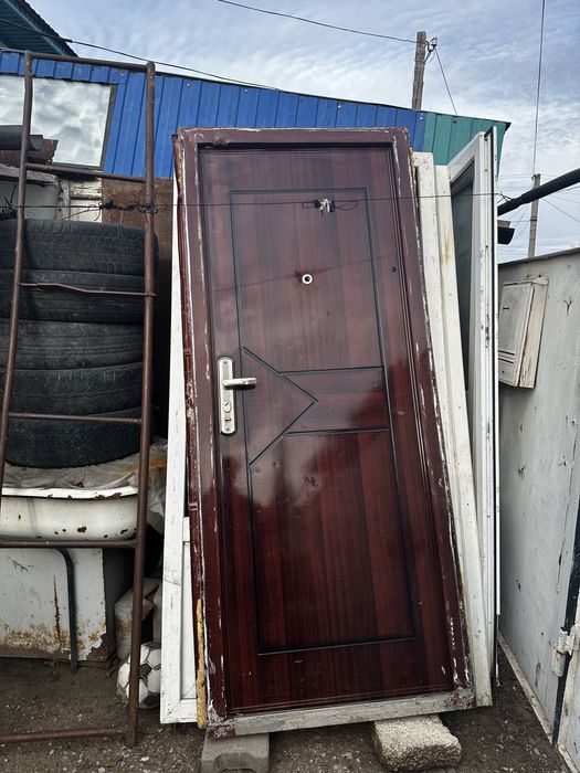 продам железную,входную дверь