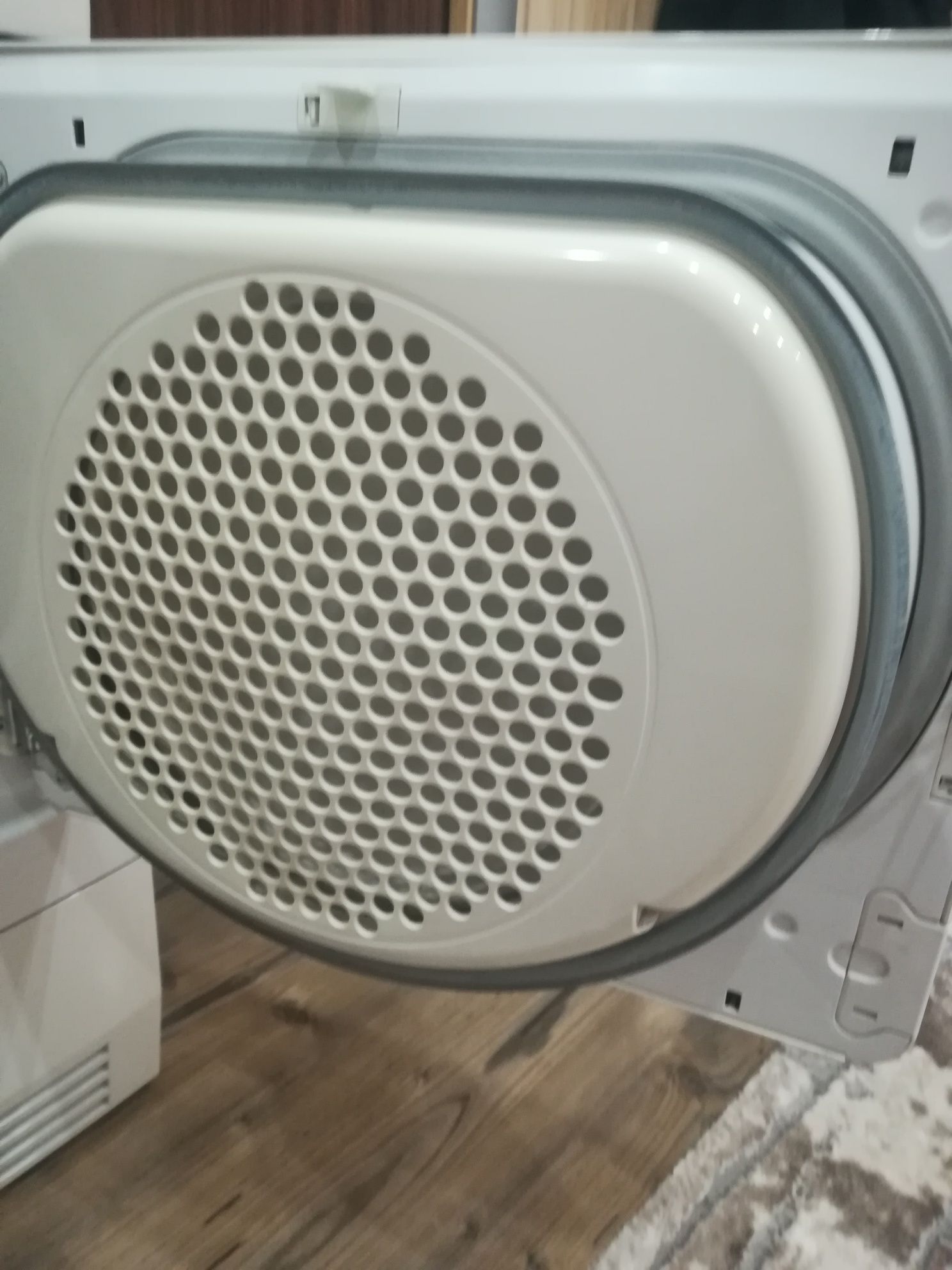 Продавам сушилня AEG