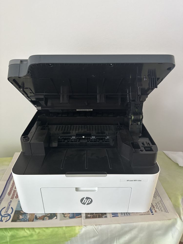 HP 135w 3в1 черно белый принтер